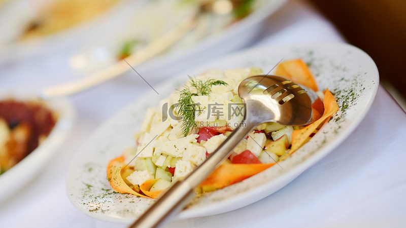 小标题：预制菜兴起背后的市场逻辑